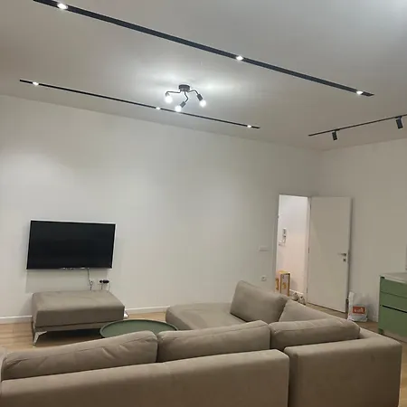 Free Parking Modern Escape * 地拉那