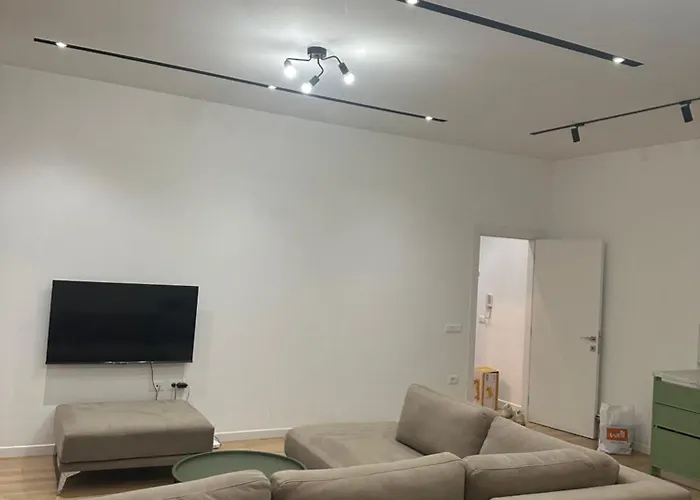 Free Parking Modern Escape * 地拉那